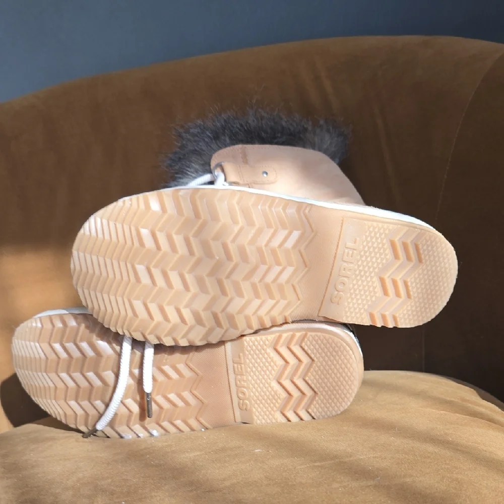 Sorel Women's Tan and Black Winter Boots - Picture 4 of 4